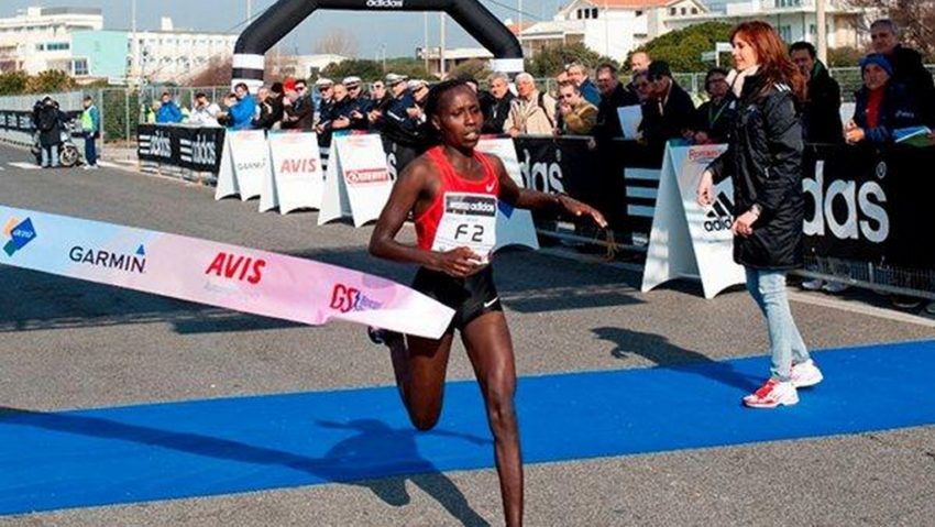 Kenyanca Kiplagat a stabilit un nou record mondial de semimaraton