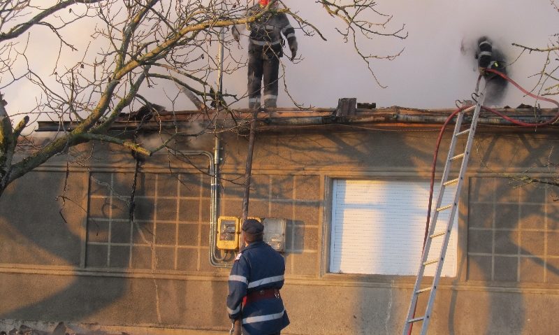 [FOTO-VIDEO] Casă distrusă de flăcări la Tirol!