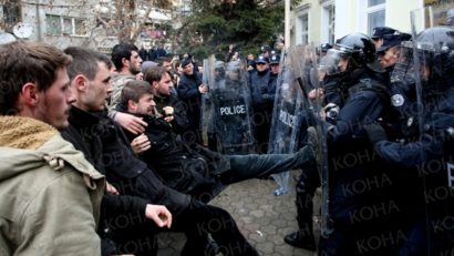 Ciocniri în Kosovo între poliţie şi studenţi protestari, soldate cu zeci de răniţi