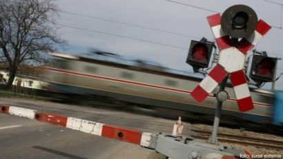 Autoturism spulberat de tren în judeţul Timiş