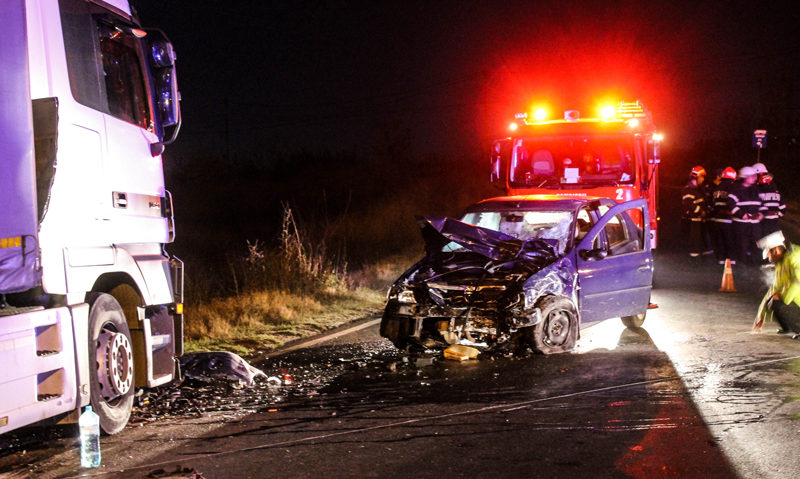 Accident pe DN6 – un TIR a spulberat o maşină staţionată pe marginea drumului