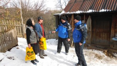 Ajutoare alimentare pentru sătenii izolaţi