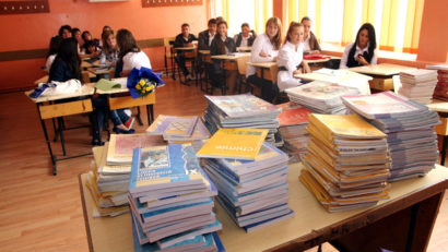 Manualele de Istorie, Educaţie tehnologică, Informatică şi Limba engleză vor ajunge în octombrie la elevii de clasa a V-a