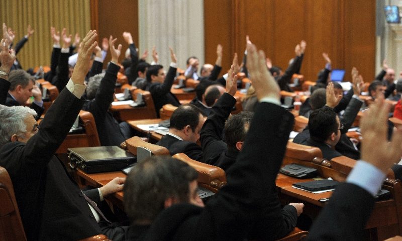 Vot pentru ridicarea imunității celor 2 parlamentari urmăriți penal