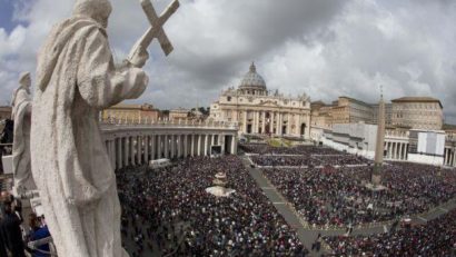 Austeritate la Vatican: Papa suspendă angajările şi orele suplimentare