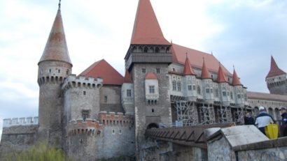 Castelul Corvinilor în reparaţii