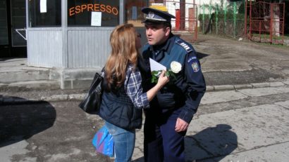 [FOTO] Flori și felicitări pentru femei, de la autoritățile din Băile Herculane