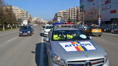 [FOTO] Polițiști hunedoreni înarmați cu „mărțișoare „