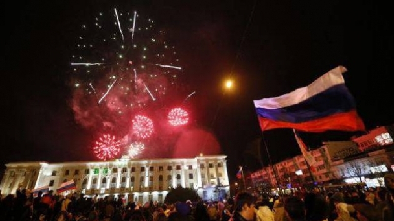 Alipirea Peninsulei Crimeea sărbătorită cu focuri de artificii