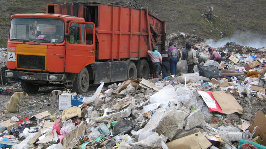 Gropile de gunoi din judeţul Hunedoara vor fi închise