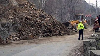 Alunecările de teren deviază circulaţia