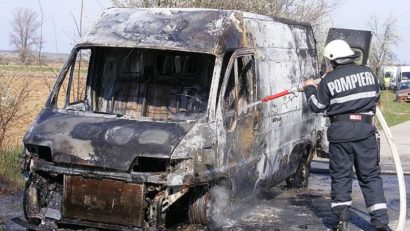 Un microbuz a luat foc între Răchita şi Mănăştiur