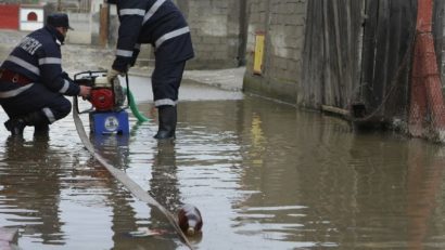 Sute de gospodării din Oltenia sunt sub ape