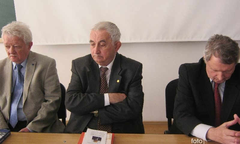 [FOTO] Academicianul Marius Sala şi-a prezentat astăzi la Reşiţa volumul Portrete şi evocări