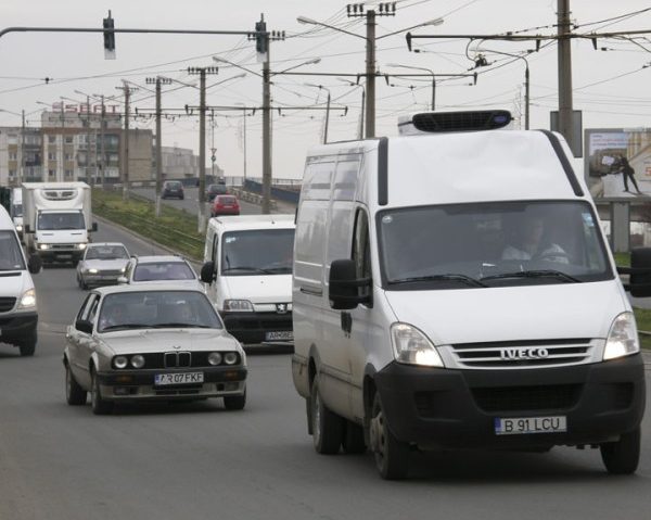 Amânarea restituirii taxei auto provoacă nemulţumiri