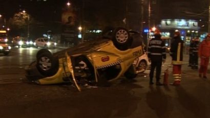 Un taxi din Timişoara a făcut acrobaţii într-o intersecţie