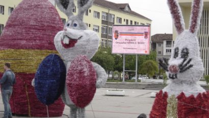 [FOTO] Figurine impresionante salută locuitorii din Oţelu Roşu