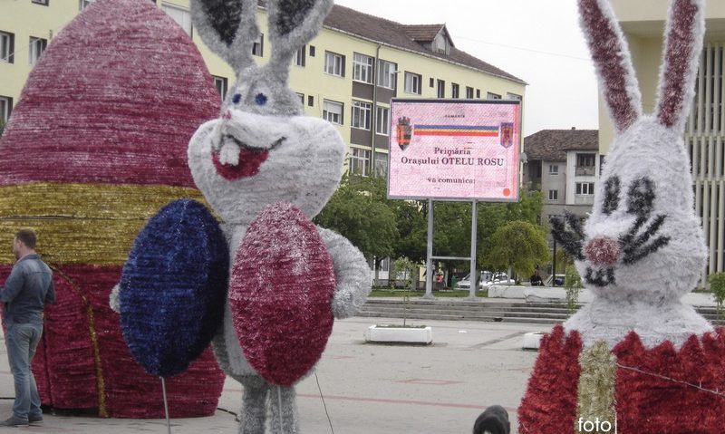 [FOTO] Figurine impresionante salută locuitorii din Oţelu Roşu