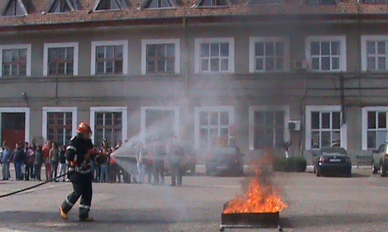 [FOTO-VIDEO] Flăcări în curtea Inspectoratului pentru Situaţii de Urgenţă