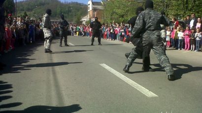 [FOTO-VIDEO] Strada Progresului din Reşiţa a fost blocată de echipele de intervenţie ale Poliţiei