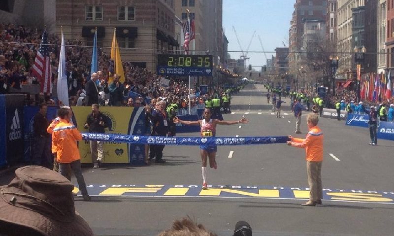 Americanul Meb Keflezighi a câştigat Maratonul de la Boston, ediţia 2014