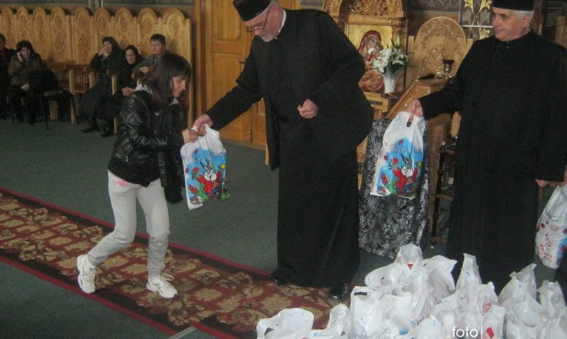 [FOTO] Din grijă pentru semeni – Biserica ortodoxă se implică în acte sociale de Paşti