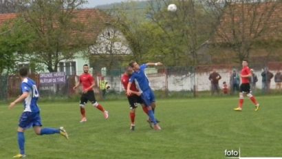 [FOTO] [UPDATE] Surpriză în play-off-ul Ligii a 3-a de fotbal seria a patra. FC Caransebeş a remizat acasă cu Vulturii Lugoj