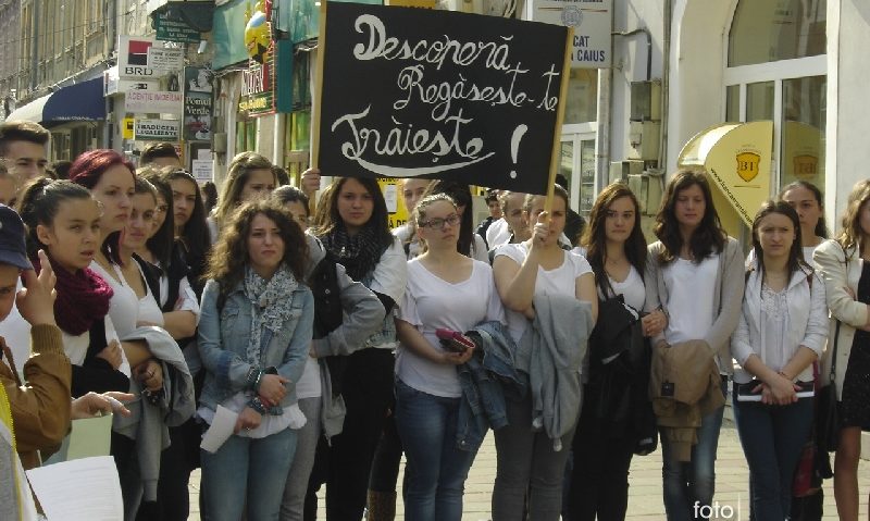 Consumul de droguri – subiect de discuţie în rândul tinerilor din Caransebeş