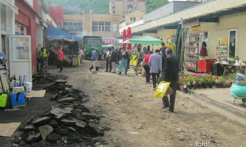 Primăria Reşiţa asfaltează alei şi plombează drumuri