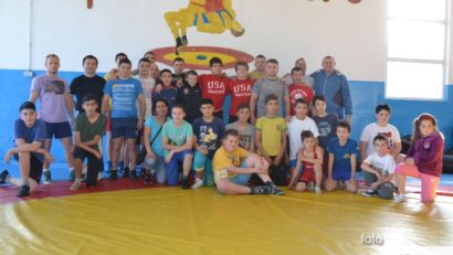 Doi luptători reşiţeni participă la Campionatele Internaţionale de juniori ale României