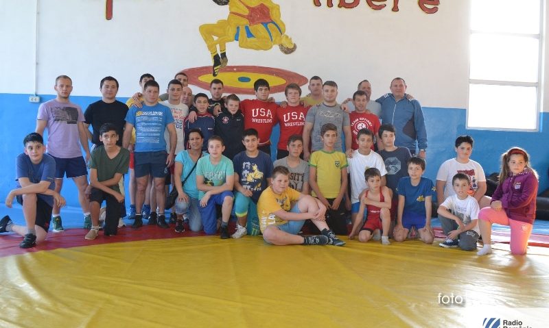 Doi luptători reşiţeni participă la Campionatele Internaţionale de juniori ale României