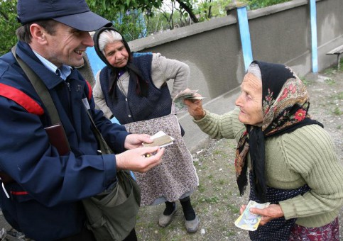 Veşti bune pentru pensionari cu ocazia Paştelui. Poşta le aduce pensiile mai devreme