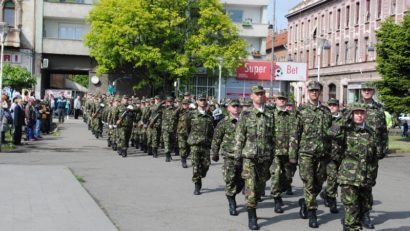 [FOTO] Şi militarii arădeni sunt purtători de biruinţă