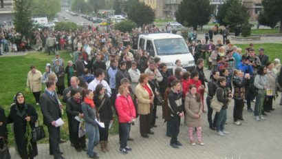 [FOTO] Sute de credincioşi la procesiunea ecumenică de Florii de la Reşiţa