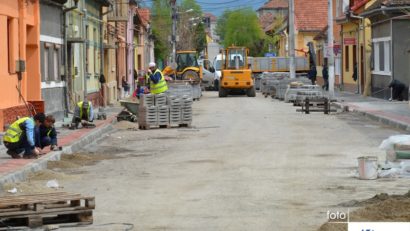 Administraţia din Caransebeş continuă lucrările de reabilitare a trotuarelor