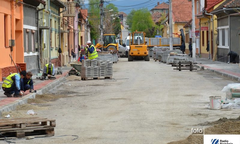 Administraţia din Caransebeş continuă lucrările de reabilitare a trotuarelor