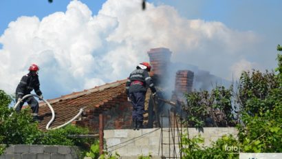 [FOTO] Incendiu la Caransebeș în această după-amiază