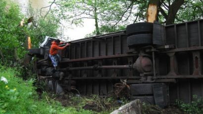 TIR încărcat cu haine, răsturnat în Hunedoara