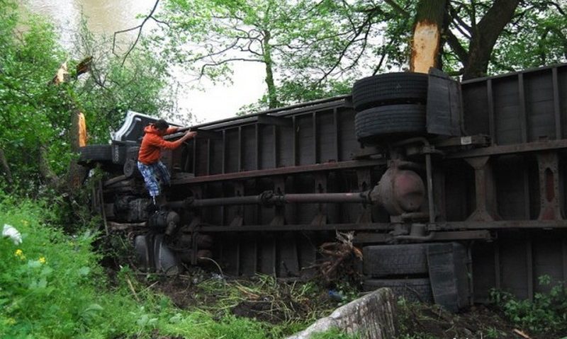 TIR încărcat cu haine, răsturnat în Hunedoara