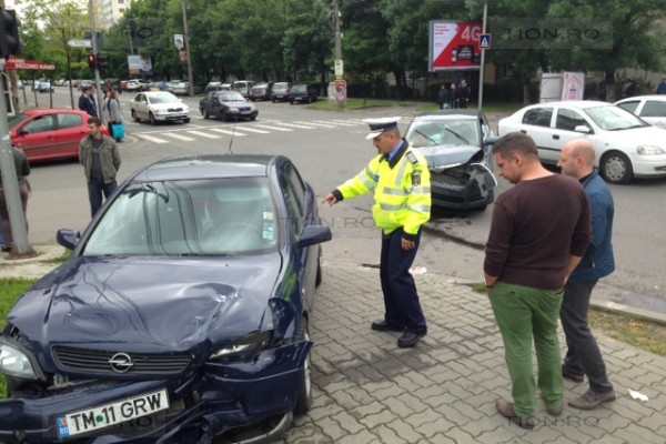 O fetiţă de 4 ani şi mama sa au ajuns la spital în urma unui accident