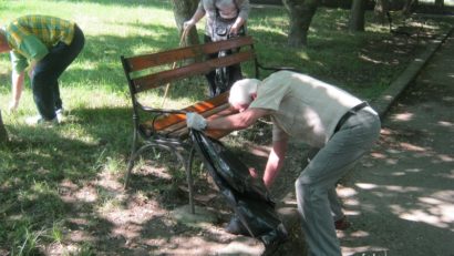 [FOTO] Pensionarii reşiţeni ecologizează parcurile din municipiu