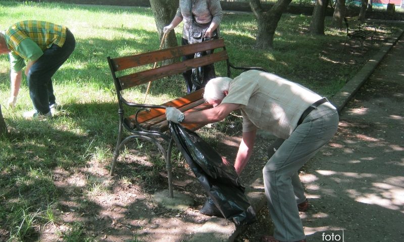 [FOTO] Pensionarii reşiţeni ecologizează parcurile din municipiu