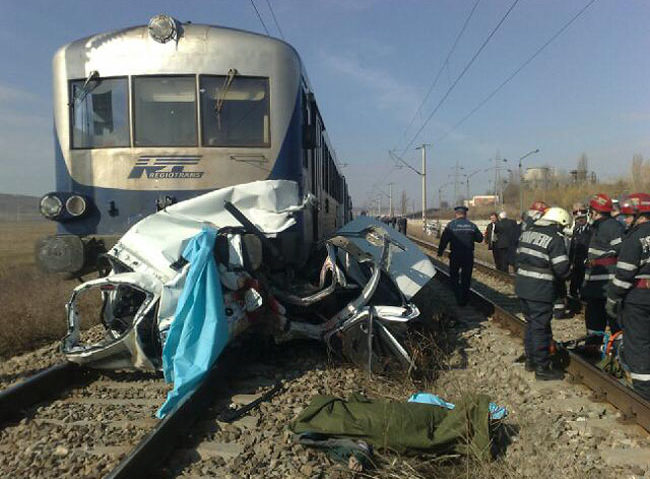 Maşină spulberată de tren la o trecere de nivel