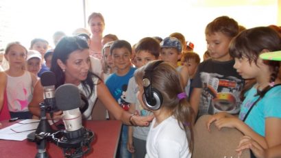 [FOTO] Elevi lugojeni, în vizită la Radio România Reşiţa