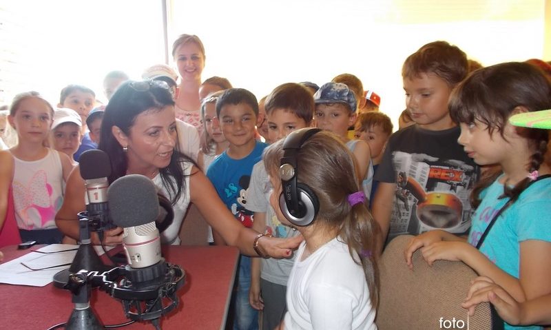 [FOTO] Elevi lugojeni, în vizită la Radio România Reşiţa