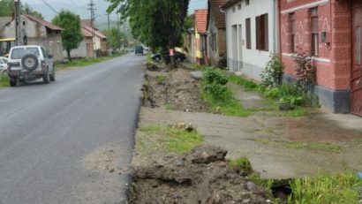 Lucrări de rigolizare la Slatina Timiş