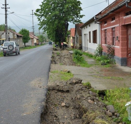 Lucrări de rigolizare la Slatina Timiş