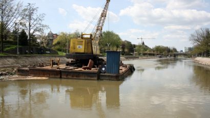 Lucrările de reabilitare a canalului Bega continuă!