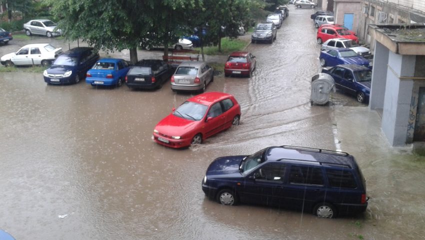 [FOTO/VIDEO] O furtună puternică a făcut prăpăd la Reşiţa