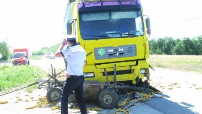 [UPDATE] O căruţă a fost facută zob de un TIR. Căruţaşul a murit